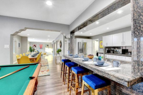 Modern Lockdown at 7BR, 4BA, pool, spa and games 31 days only
